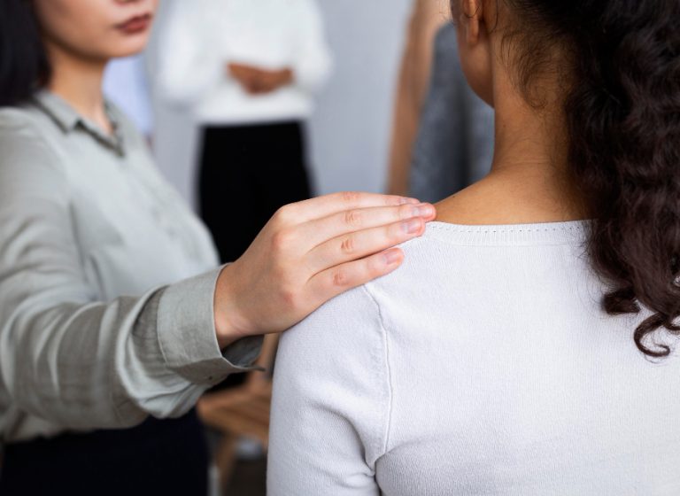mujer-persona-consoladora-sesion-terapia-grupo